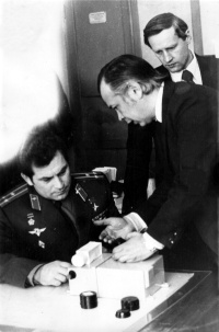 1982 г. Первые обсуждения разработки ручного спектрометра с летчиком-космонавтом СССР, героем Советского Союза  (слева направо: В.В.Коваленок, И.Г.Спицин, Б.И.Беляев)